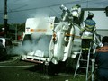 ごみ収集車の消火作業の写真2