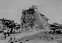 函館大火時、崩れ落ちる建物の写真