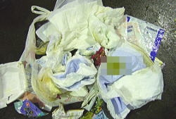 プラスチック容器包装の中に混入した汚物の付着したオムツの写真1