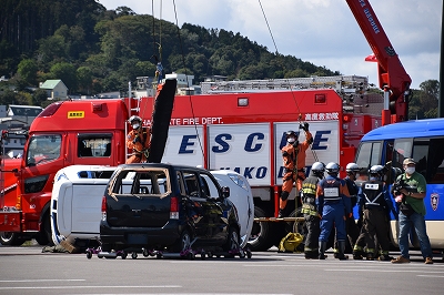 事故車両からロープ救助による救出