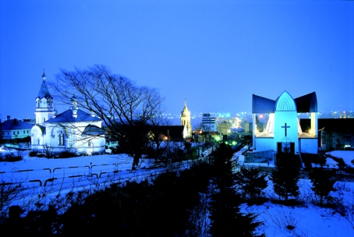 夜にライトアップされたハリストス正教会周辺の外観の写真