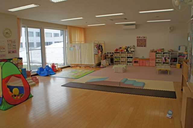 函館短期大学つどいの広場の室内の写真