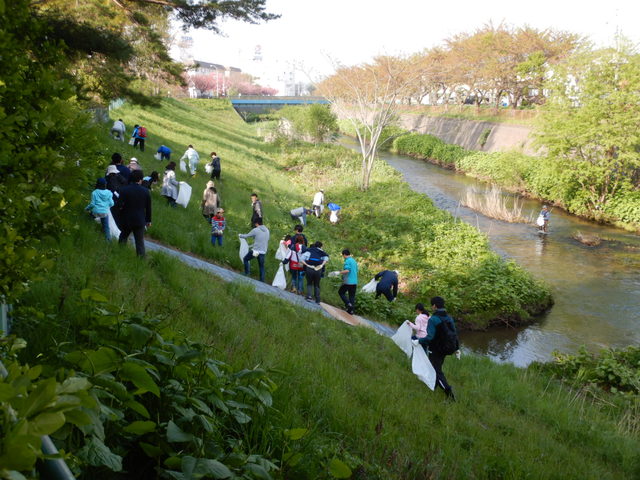 過去の亀田川一斉清掃風景