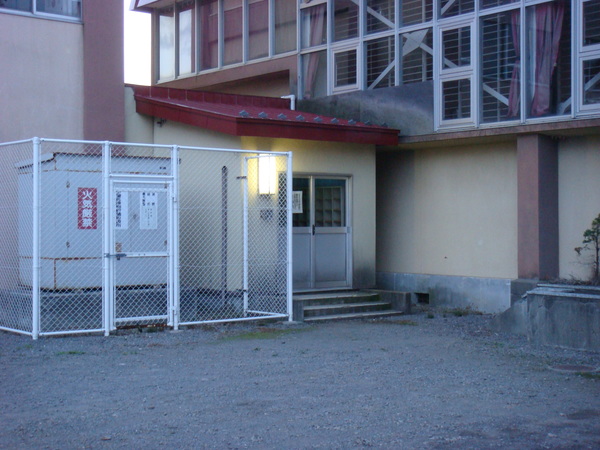 北昭和小学校体育館入口の画像