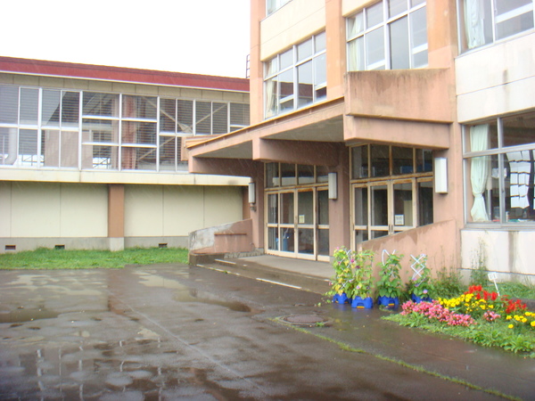 北美原小学校入口の画像