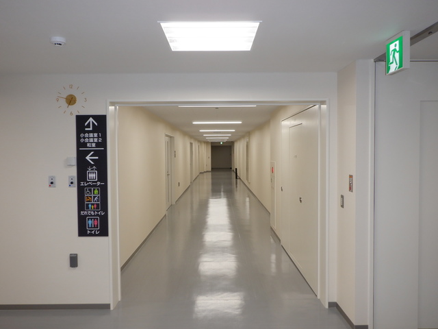 函館市民会館の2階廊下の写真