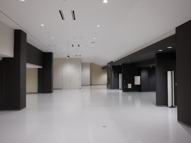 函館市民会館のホワイエの写真