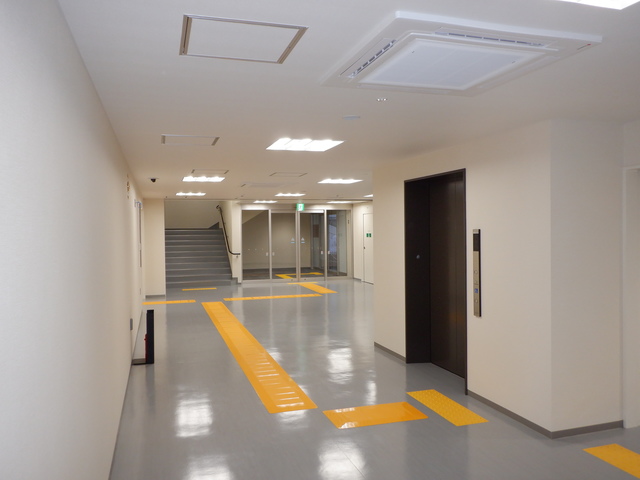 函館市民会館の1階ロビーの写真