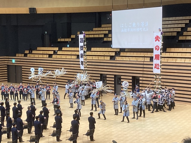 令和６年消防出初式での消防団町火消しによる演技のようすの画像