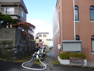 消防隊,消防団員による放水訓練写真 消防隊と消防団による放水訓練