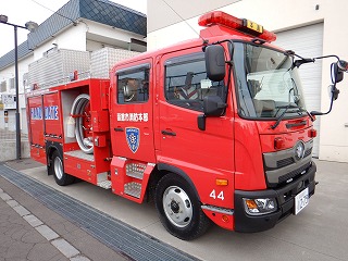 水槽付きポンプ消防車の写真