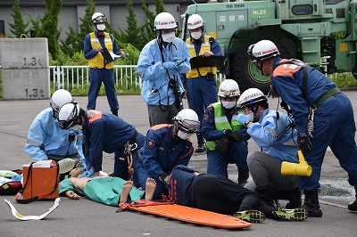 要救助者に接触