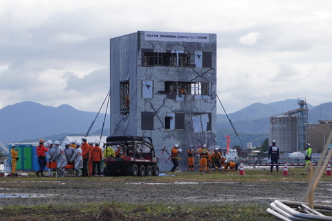 倒壊した建物から要救助者を救出している写真