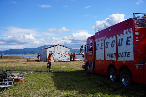 救助隊が倒壊した家屋に到着した写真