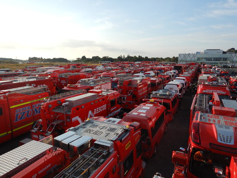 各都道府県の消防本部、消防局の消防車両が集結した写真