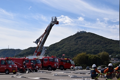 消防車両一斉放水準備