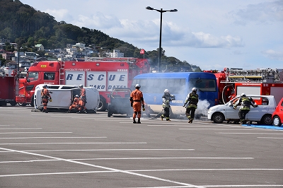 事故車両から煙が発生している写真