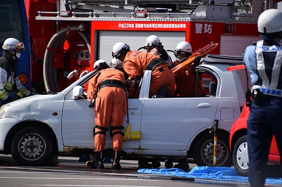 事故車両からバックボードを使用した救出