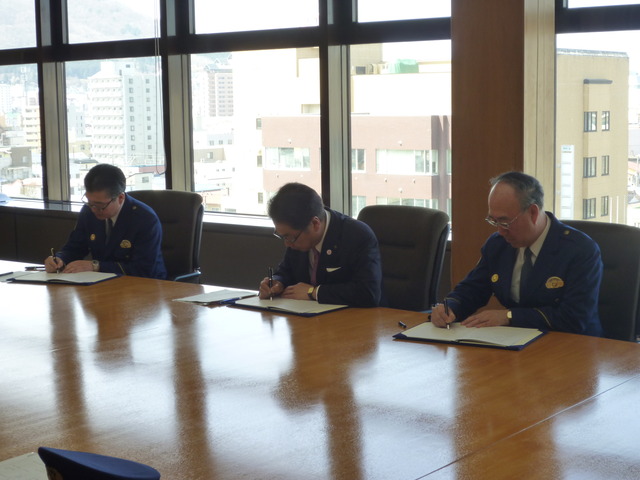 合意書の署名する左から砂原西警察署長、工藤函館市長、堀内中央警察署長