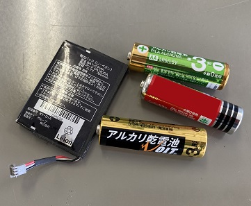 回収対象外品であるリチウムイオン電池や乾電池の写真