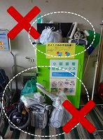 回収ボックスの上や周辺に不法投棄された様子