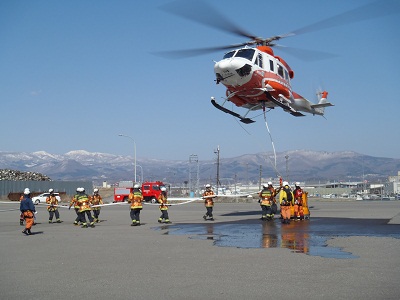 ヘリコプターが地上に近づく写真