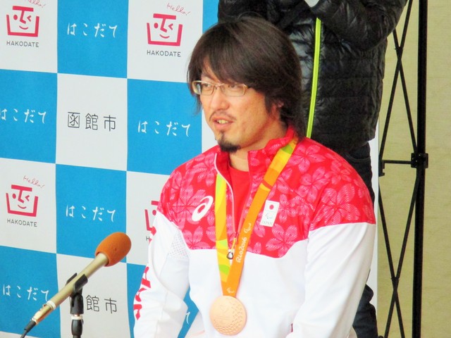 贈呈式池崎選手2