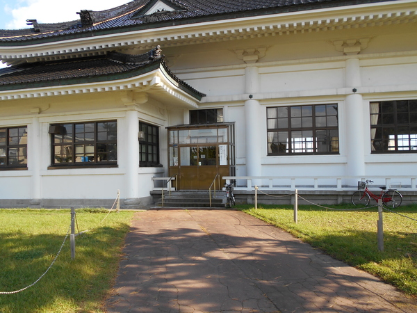 投票所入口の画像