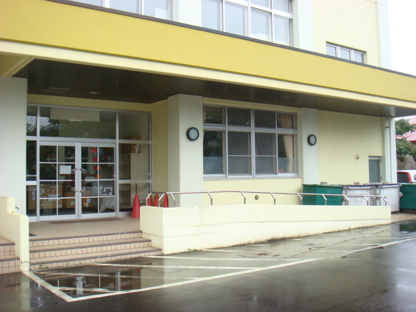 投票所入口の画像