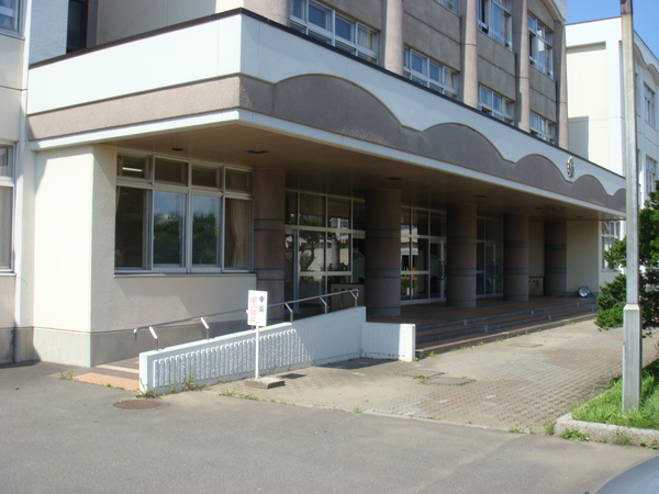 投票所入口の画像