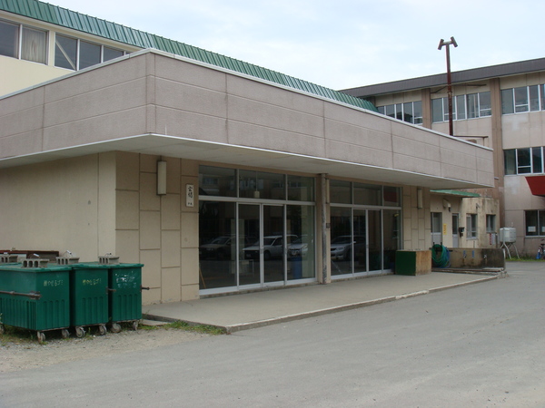 中央小学校体育館入口の画像