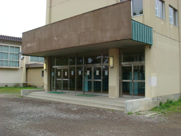 函館市立本通中学校体育館入口の画像