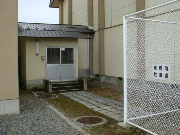 函館市立南本通小学校体育館入口の画像