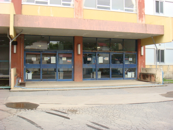 函館市立高丘小学校体育館入口の画像