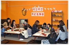 にこにこ子ども食堂で何組かの親子が食事しているようす