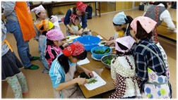 はこだてこども食堂で子どもたちが料理をしているようす
