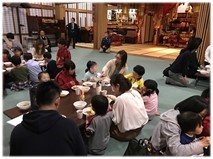 函館てらこやで何組かの親子が食事をしているようす
