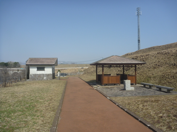 史跡志苔館跡のあずまやとトイレの写真