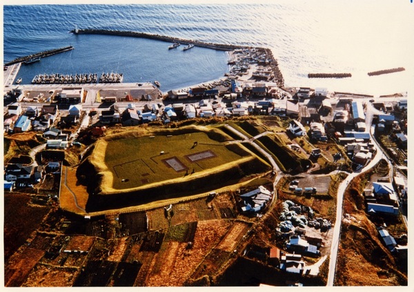 史跡志苔館跡と志海苔漁港の空撮写真