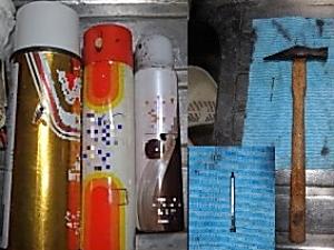 3本のスプレー缶と金槌と釘の画像
