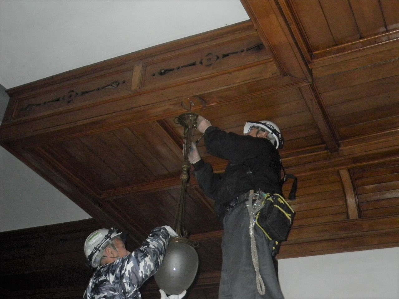 照明器具取り外し中（2階大広間）
