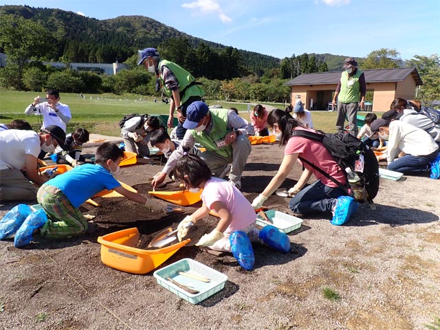 体験広場での発掘体験