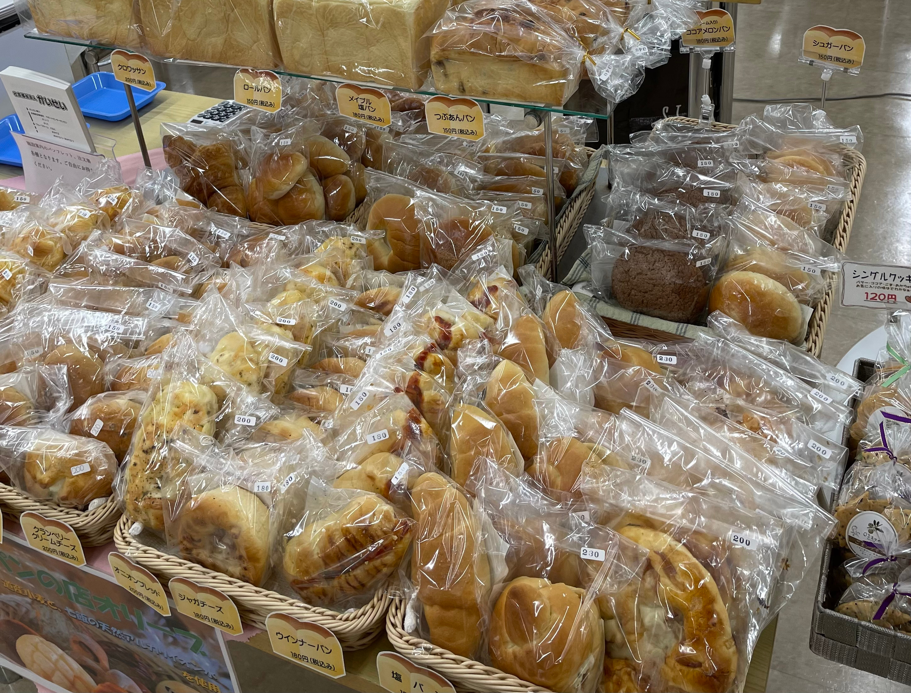 2024年に開催されたときに販売されていたパンが陳列されているようす