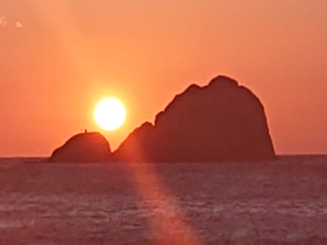 朝日に浮かぶ，後光差す武井の島