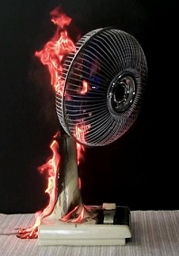 経年劣化により発火する扇風機の再現映像
