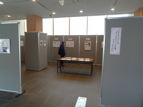 図書館での作品展の様子