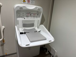 函館サーモン・まるなまホールのおむつ替え設備
